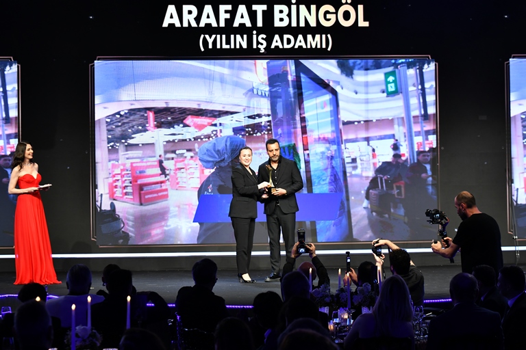 Arafat Bingöl :  Yln  Adam  Ödülünün Sahibi Oldu 