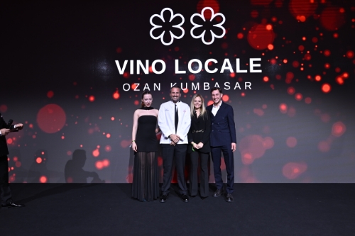Ege�nin zengin yemek k�lt�r�nden ald��� ilhamla yenilik�i lezzetleri benzersiz bir ambiyansta sunan Vino Locale, b�y�k bir ba�ar� yakalad�. Michelin Rehberi�nde hem 2 Y�ld�z hem de Ye�il Y�ld�z alan mekan �ncili Gastronomi Rehberi�nde �5 Y�ld�z� kazand�. Ayr�ca Gault&Millau�da �3 Toque Excellent Table�da yer al�rken �En �yi Sommelier� ve �En �yi Tabak Tasar�m �d�l��n� kazand�.